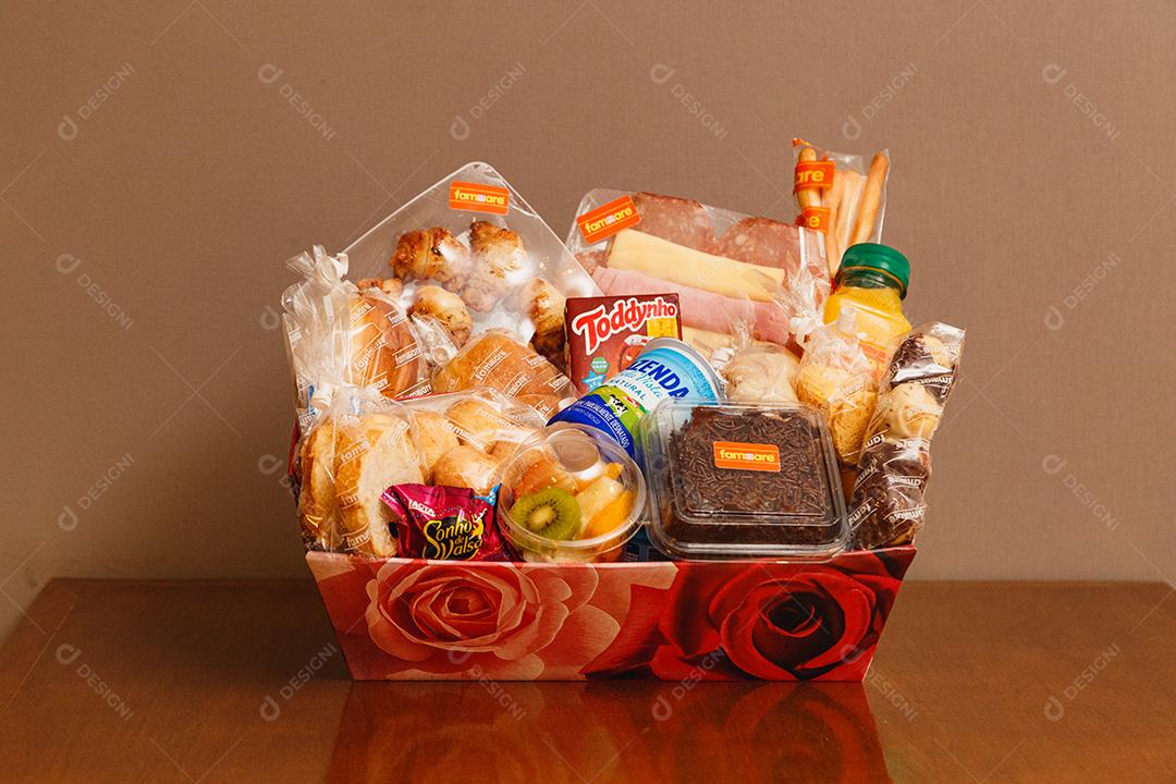 Cesta basica de comida sobre uma mesa de madeira