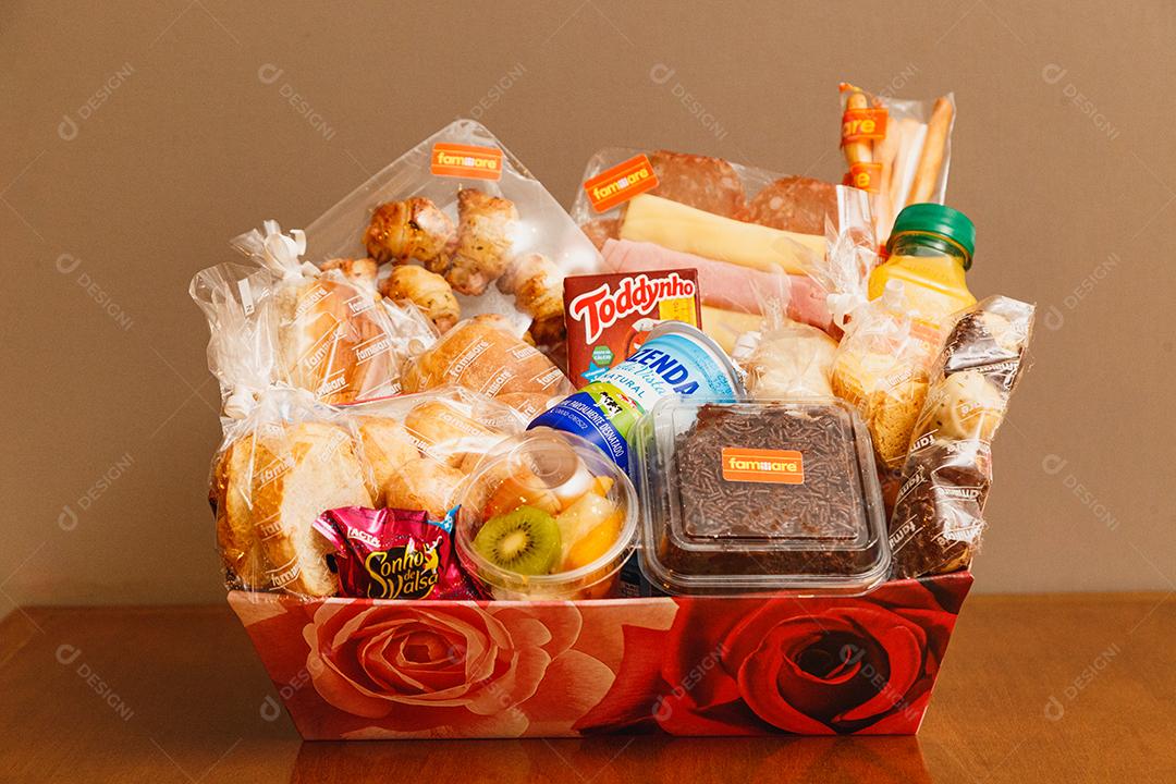 Cesta basica de comida sobre uma mesa de madeira