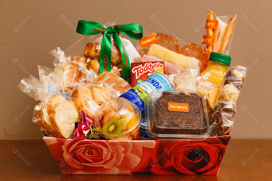 Cesta basica de comida sobre uma mesa de madeira