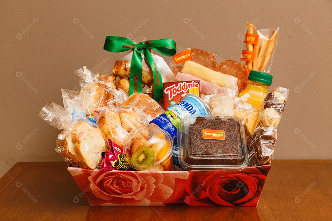 Cesta basica de comida sobre uma mesa de madeira