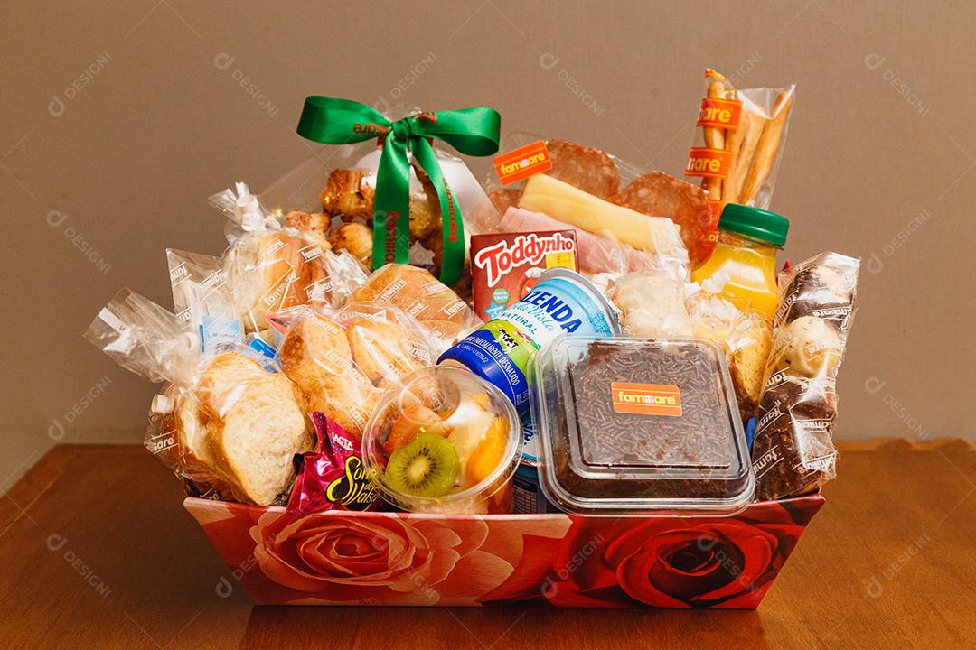 Cesta basica de comida sobre uma mesa de madeira