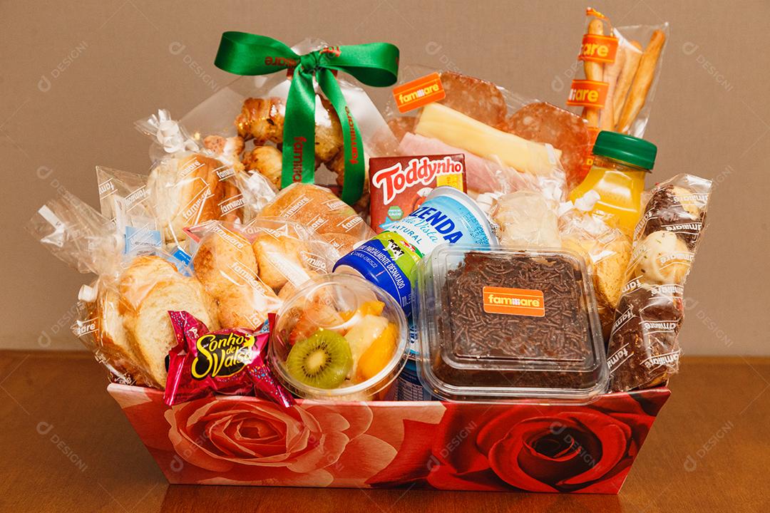 Cesta basica de comida sobre uma mesa de madeira