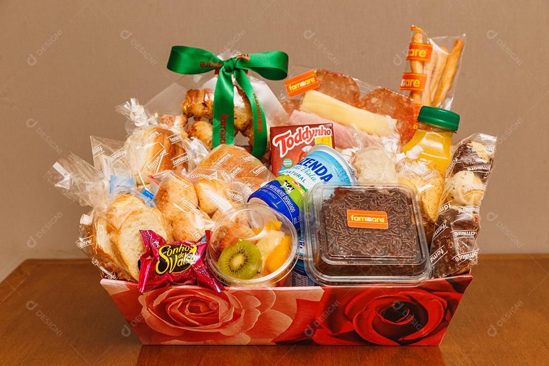 Cesta basica de comida sobre uma mesa de madeira