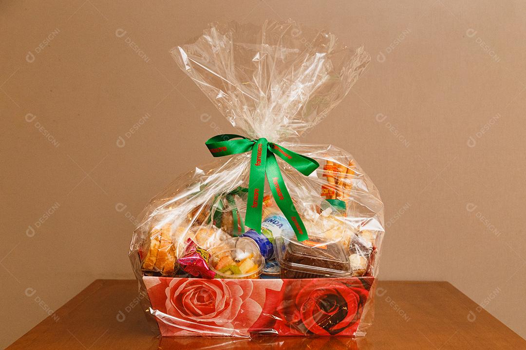 Cesta basica de comida sobre uma mesa de madeira