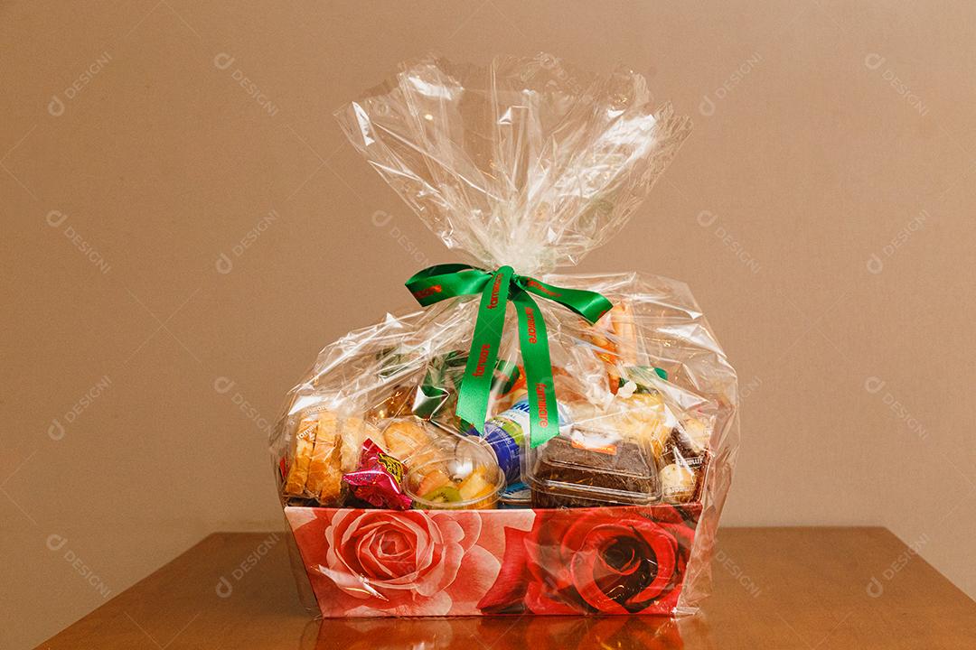 Cesta basica de comida sobre uma mesa de madeira