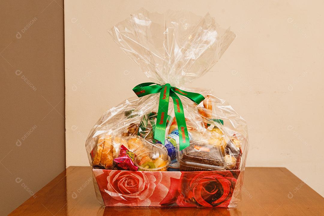 Cesta basica de comida sobre uma mesa de madeira