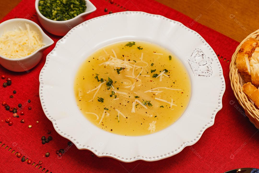 Delicioso e saboroso Caldo de Mandioca, caldo de batata, caldo com queijo ralado por cima e salsa