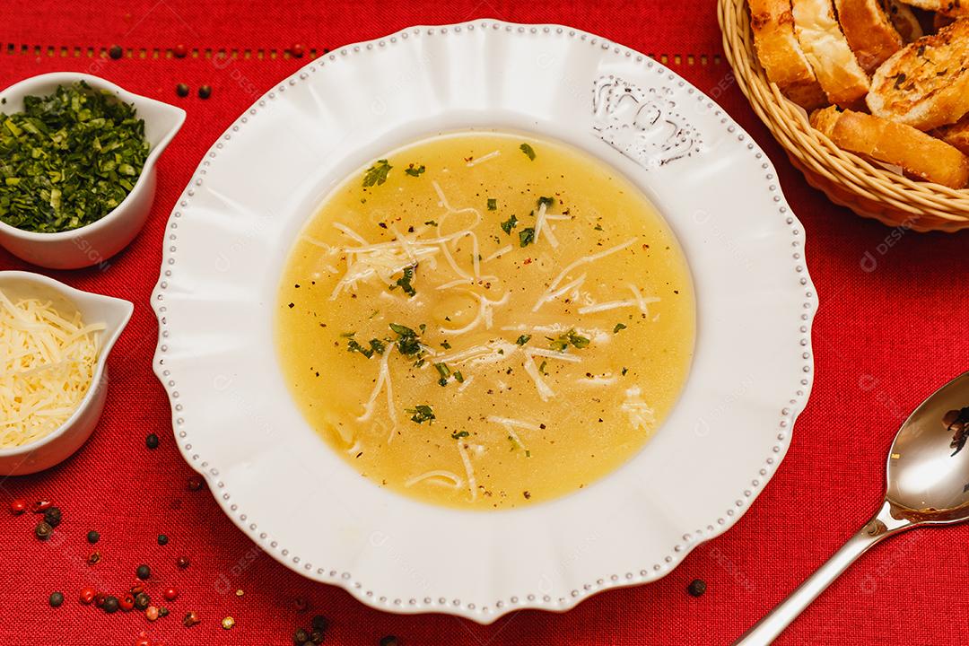 Delicioso e saboroso Caldo de Mandioca, caldo de batata, caldo com queijo ralado por cima e salsa