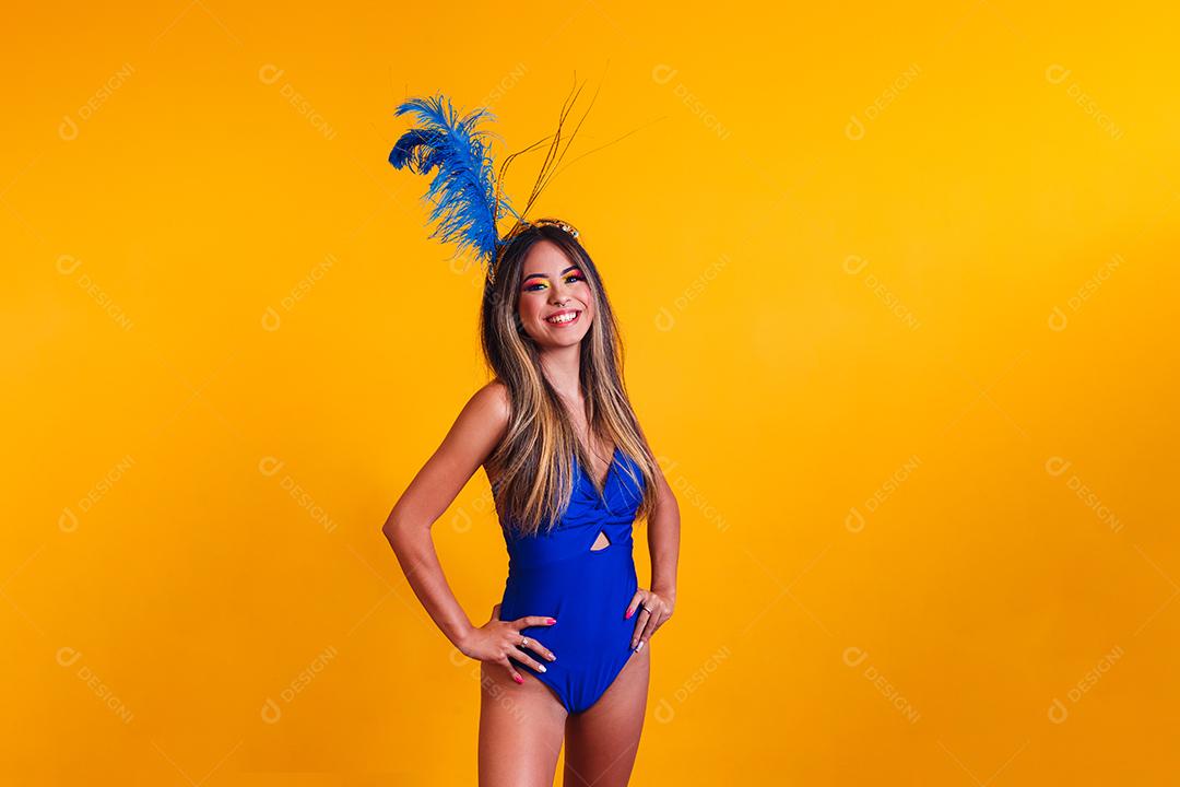 jovem mulher bonita vestida para carnaval