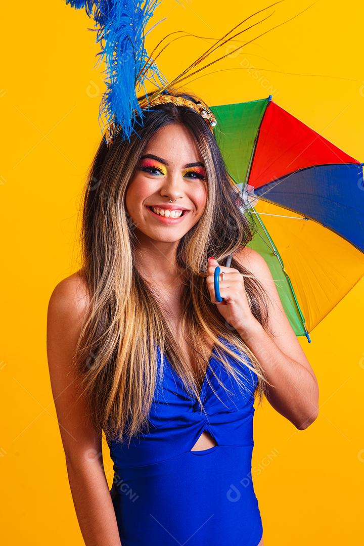 jovem mulher bonita vestida para carnaval