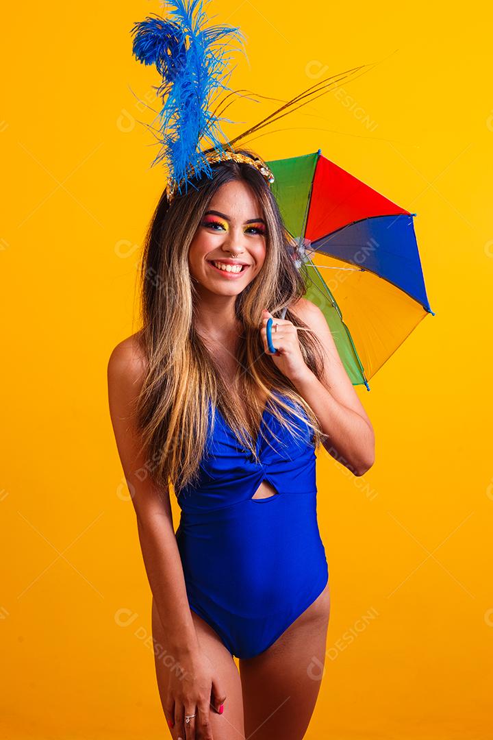 jovem mulher bonita vestida para carnaval