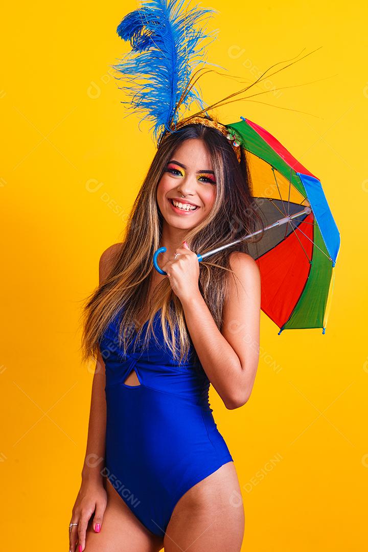 jovem mulher bonita vestida para carnaval