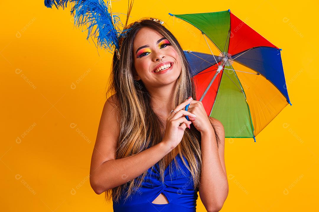 jovem mulher bonita vestida para carnaval