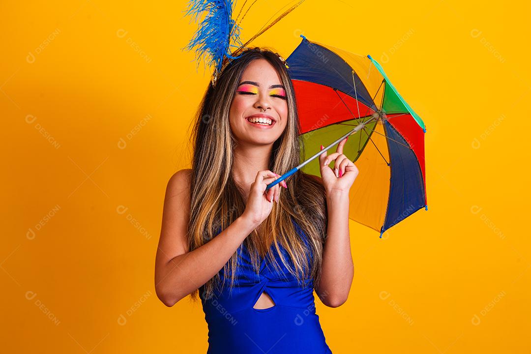 jovem mulher bonita vestida para carnaval