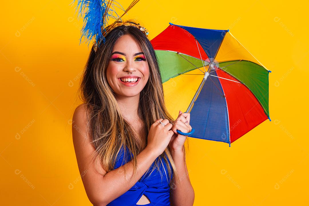 jovem mulher bonita vestida para carnaval