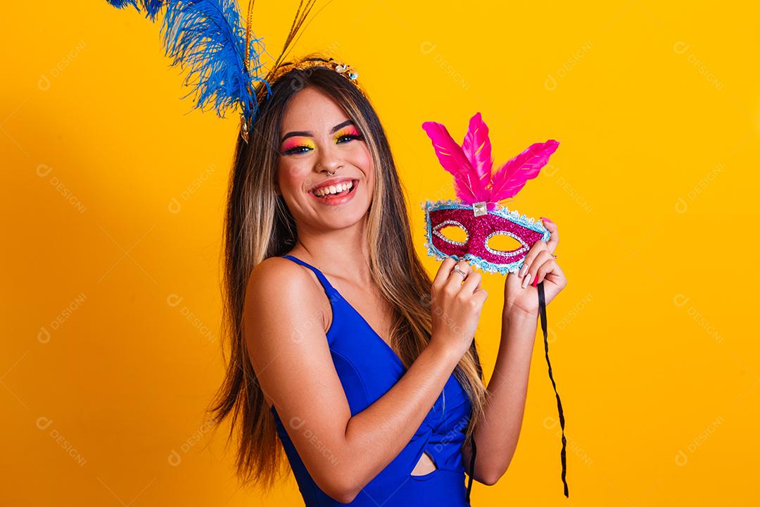 jovem mulher bonita vestida para carnaval