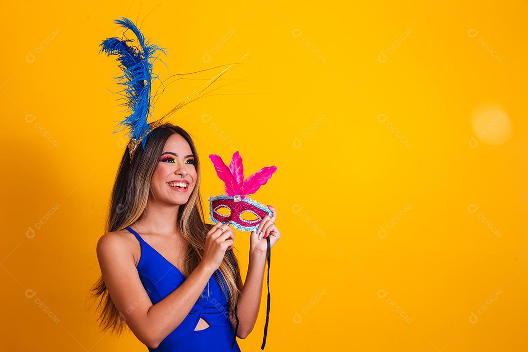jovem mulher bonita vestida para carnaval