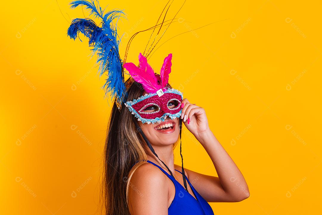 Mulher bonita vestida para a noite de carnaval. Mulher sorridente pronta para curtir o carnaval com máscara