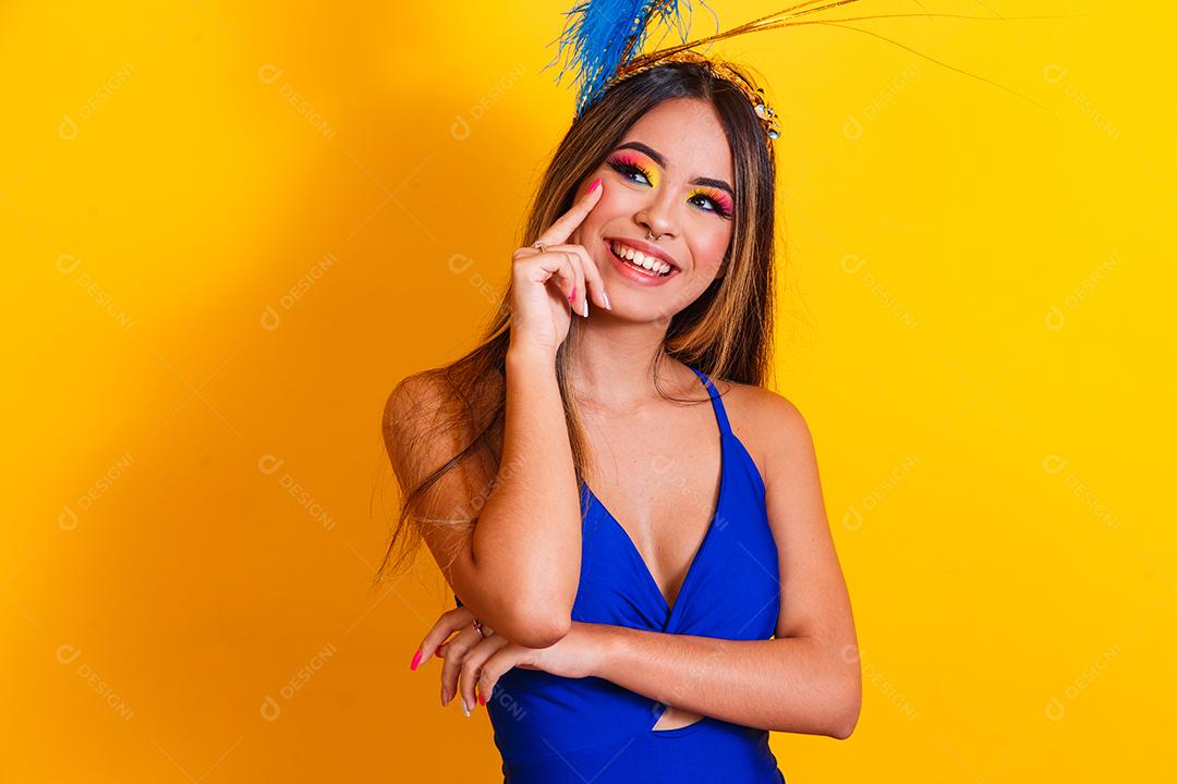 jovem mulher bonita vestida para carnaval