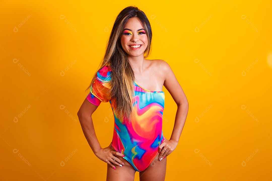 jovem mulher bonita vestida para carnaval