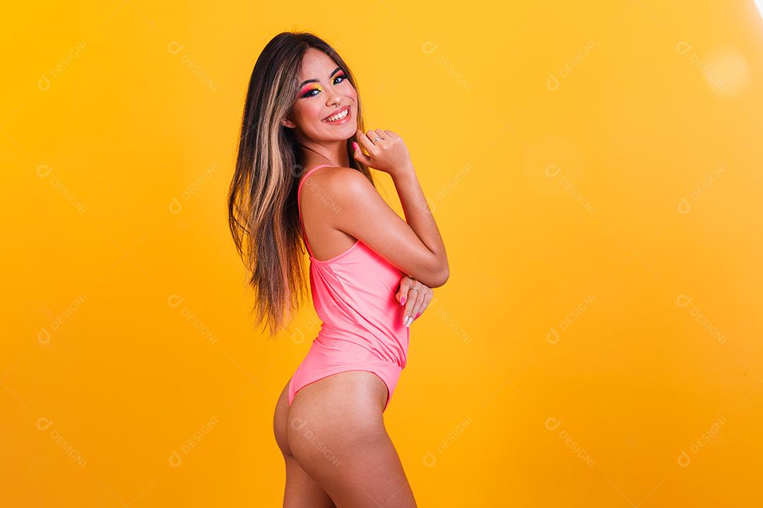 retrato de linda jovem vestindo roupa de praia Conceito de verão e férias