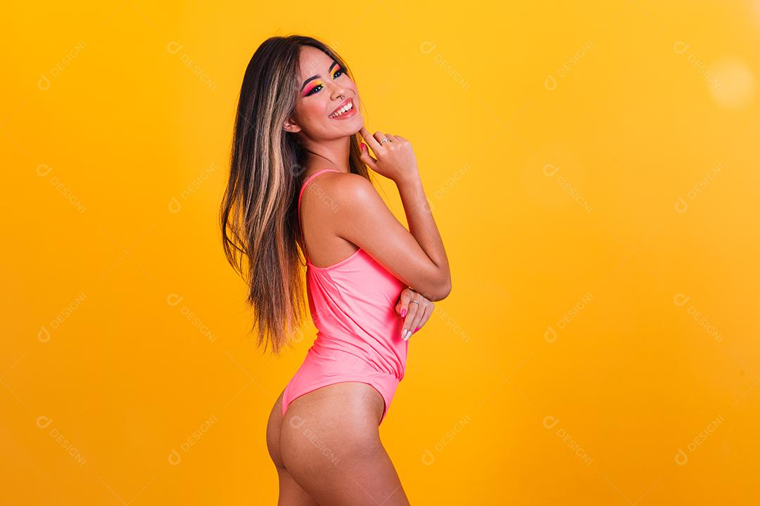 retrato de linda jovem vestindo roupa de praia Conceito de verão e férias