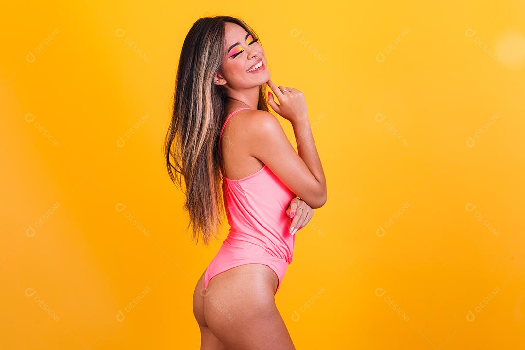 retrato de linda jovem vestindo roupa de praia Conceito de verão e férias