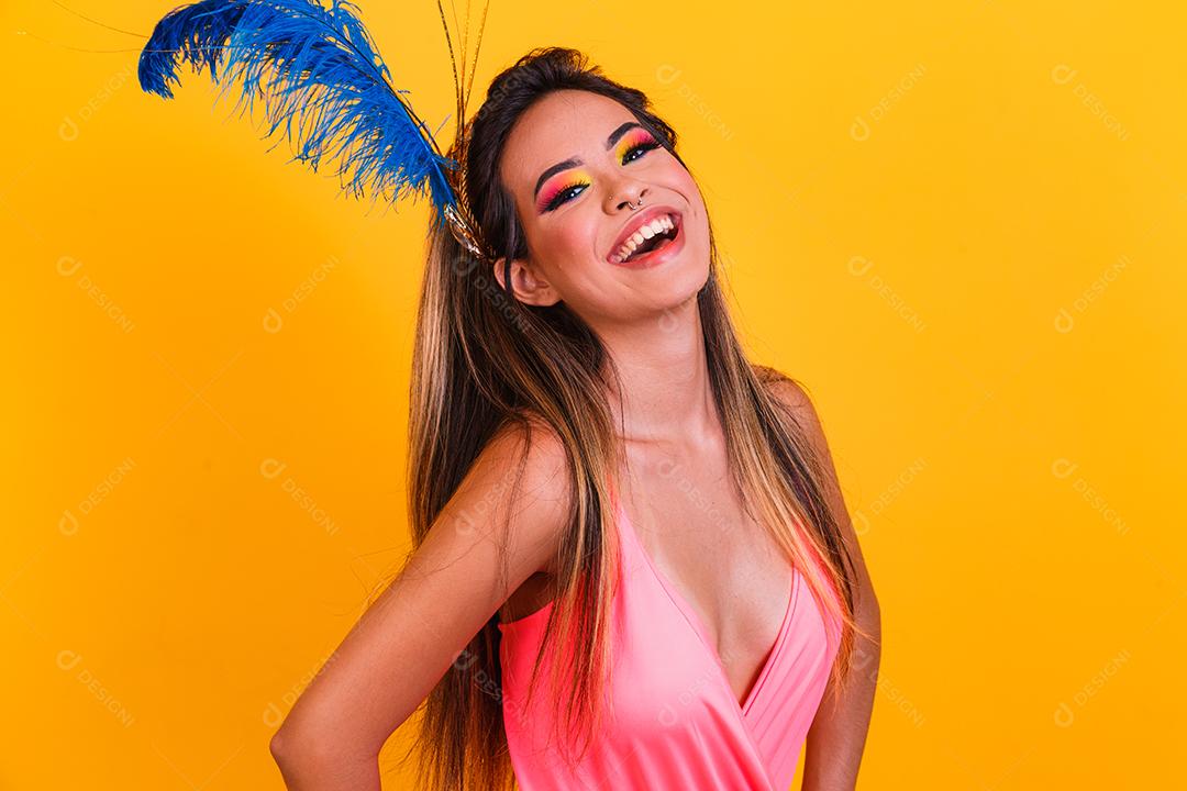 jovem mulher bonita vestida para carnaval