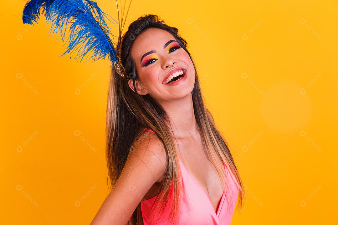 jovem mulher bonita vestida para carnaval