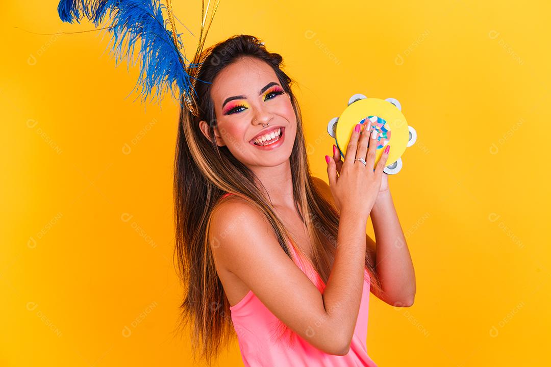 jovem mulher bonita vestida para carnaval