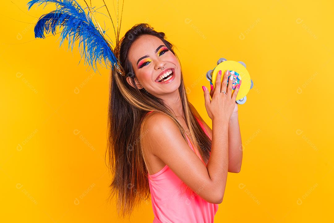 jovem mulher bonita vestida para carnaval