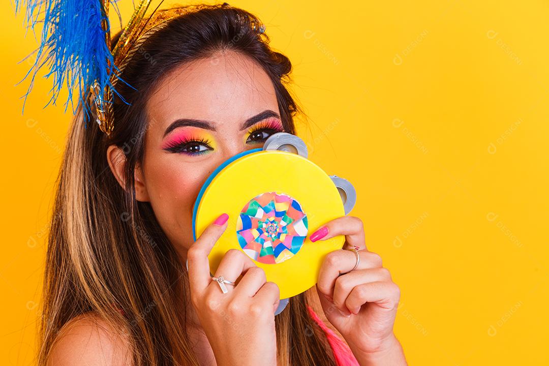 jovem mulher bonita vestida para carnaval
