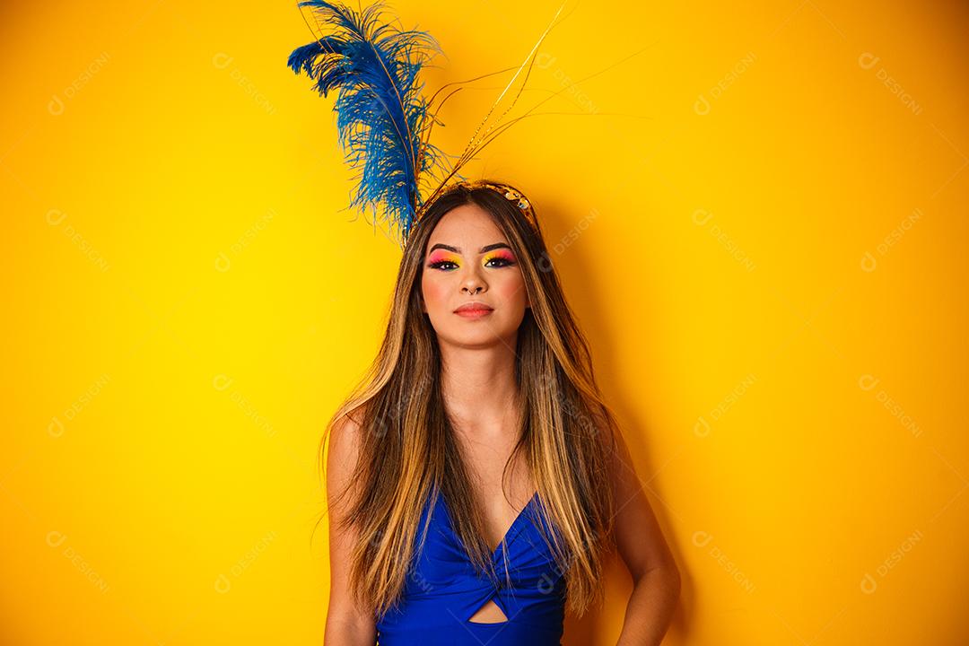 Jovem mulher bonita vestida para carnaval