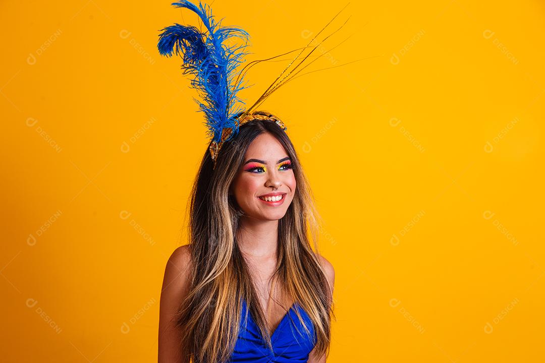 Jovem mulher bonita vestida para carnaval