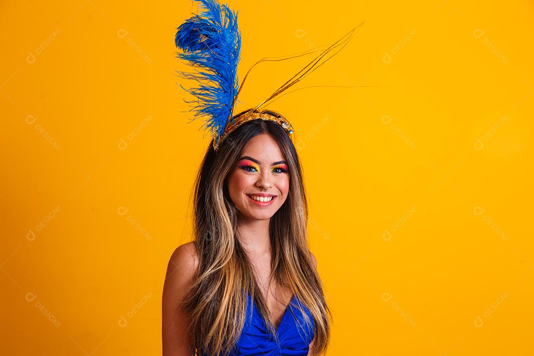 Jovem mulher bonita vestida para carnaval