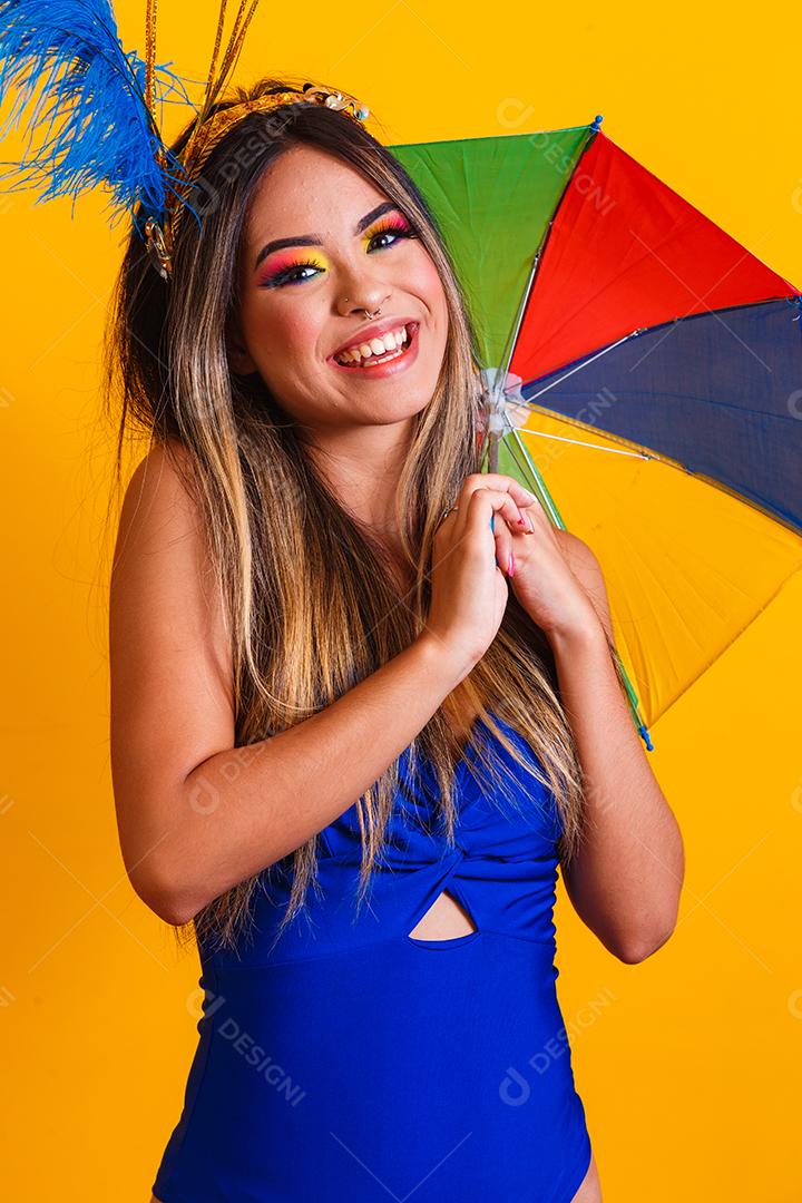 jovem mulher bonita vestida para carnaval