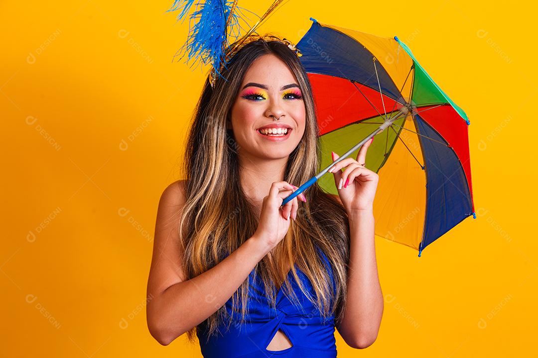 jovem mulher bonita vestida para carnaval