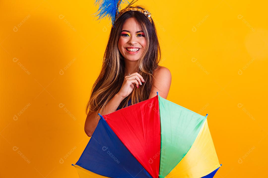 jovem mulher bonita vestida para carnaval