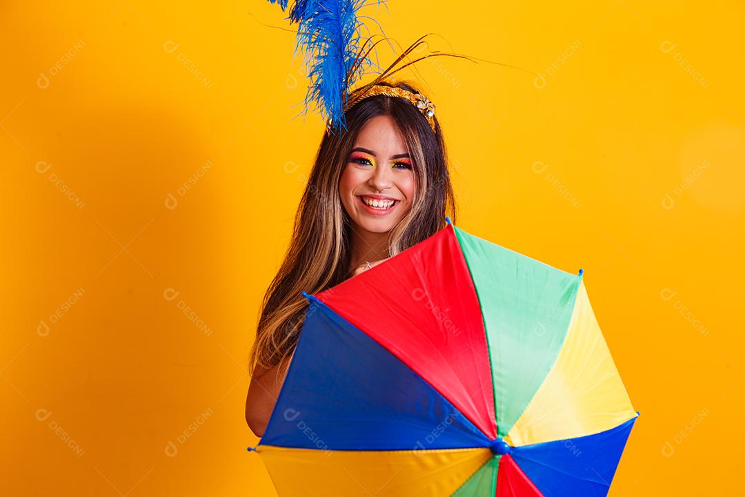 jovem mulher bonita vestida para carnaval