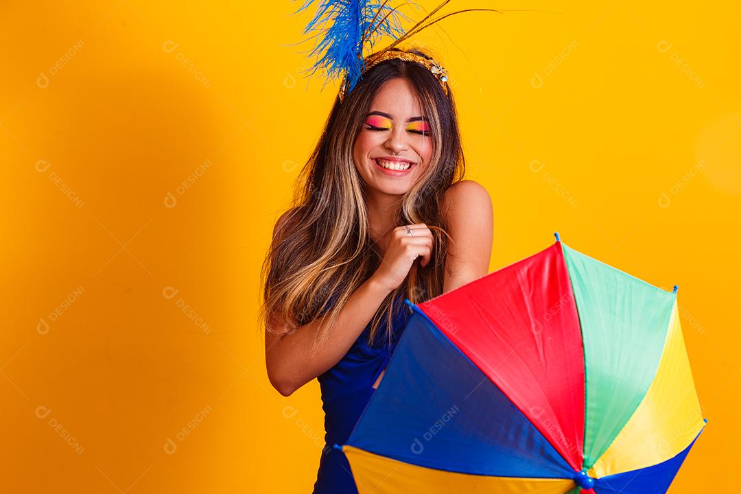 jovem mulher bonita vestida para carnaval