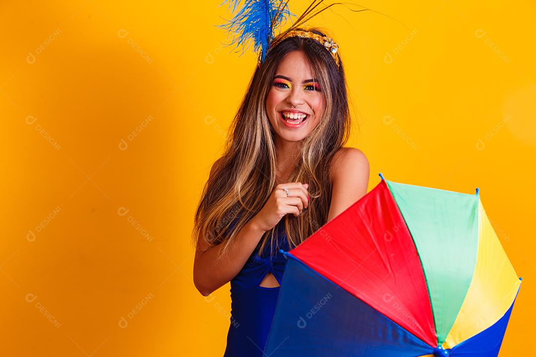 jovem mulher bonita vestida para carnaval