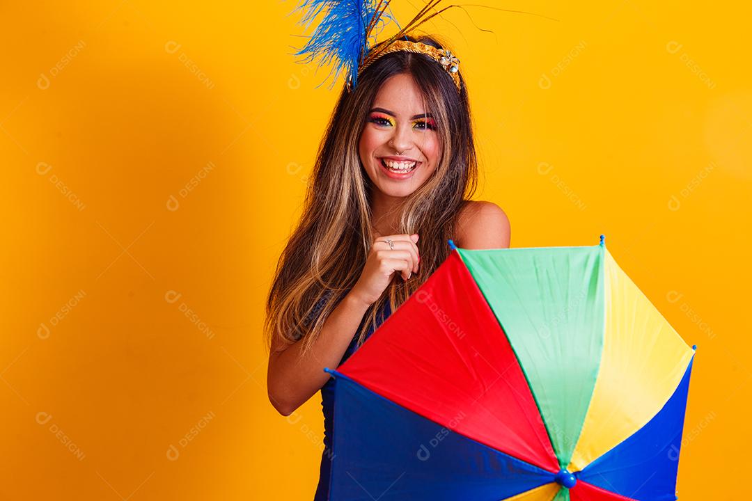 jovem mulher bonita vestida para carnaval