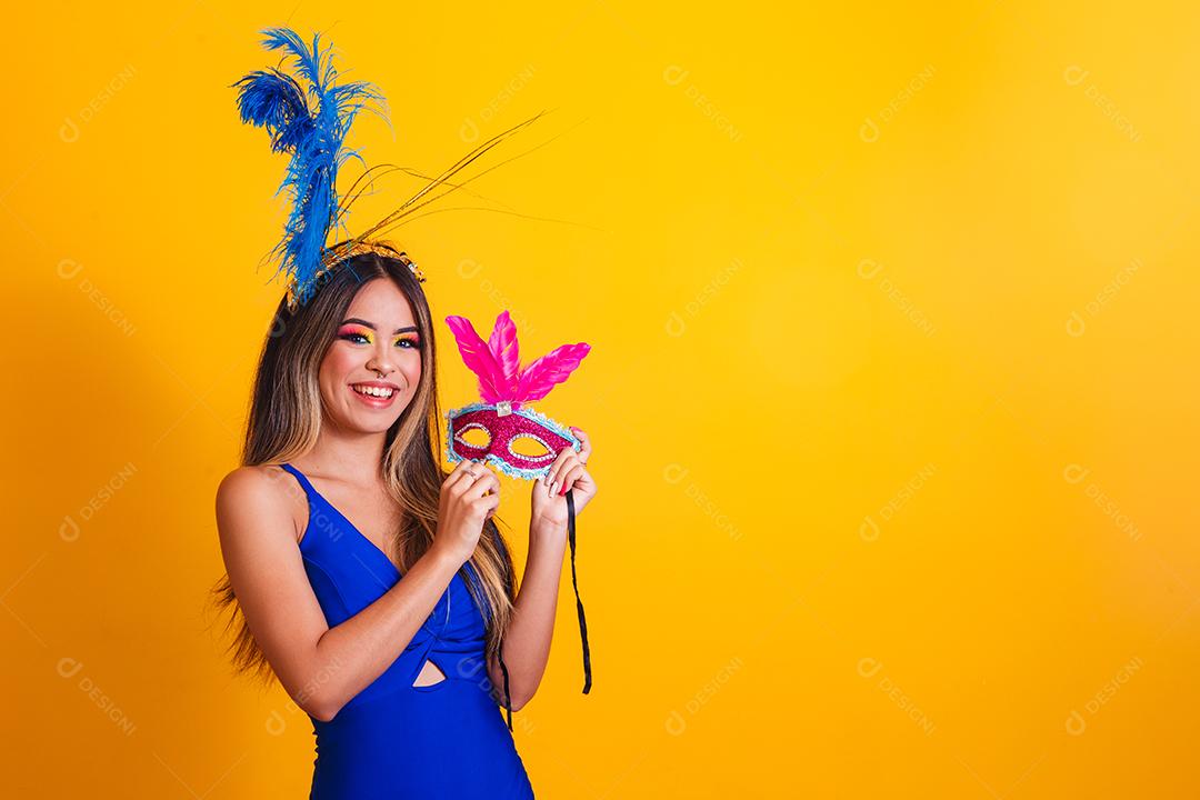 jovem mulher bonita vestida para carnaval