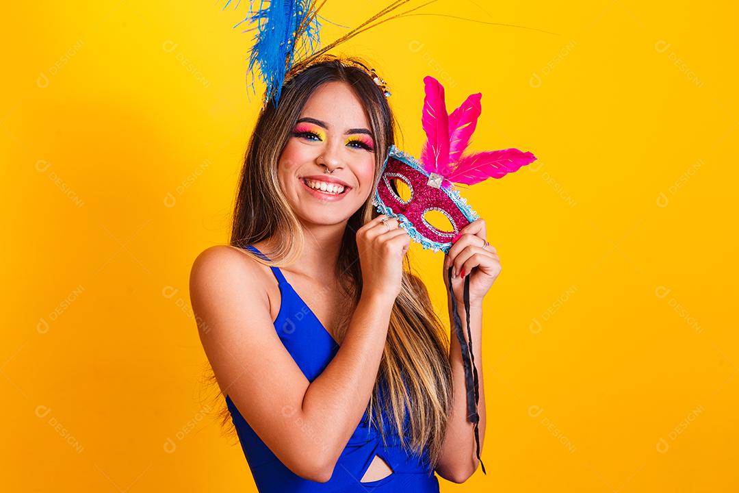Mulher bonita vestida para a noite de carnaval. Mulher sorridente pronta para curtir o carnaval com máscara