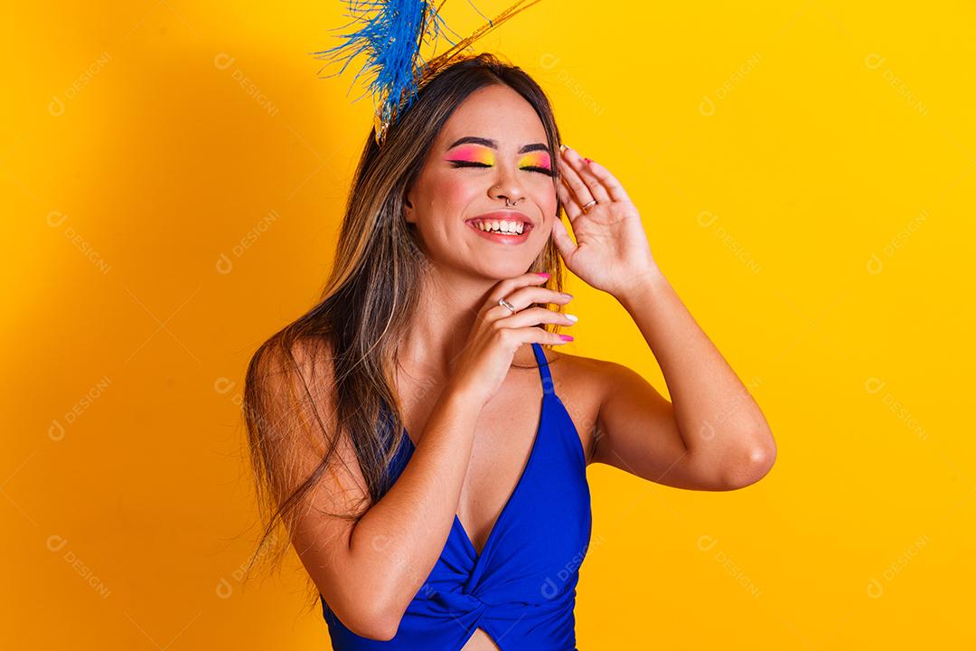 Jovem mulher bonita vestida para carnaval