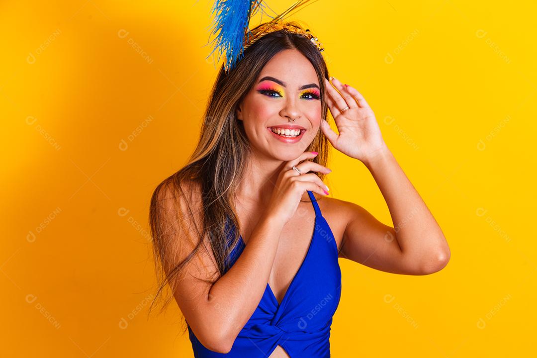 Jovem mulher bonita vestida para carnaval