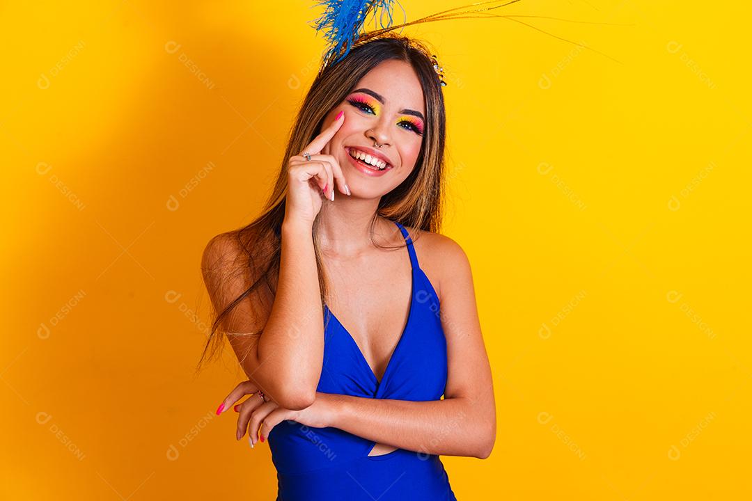 Jovem mulher bonita vestida para carnaval