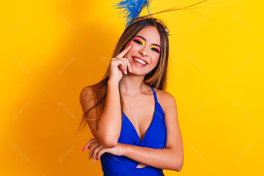 Jovem mulher bonita vestida para carnaval
