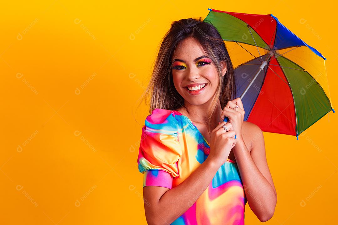 Jovem mulher bonita vestida para carnaval