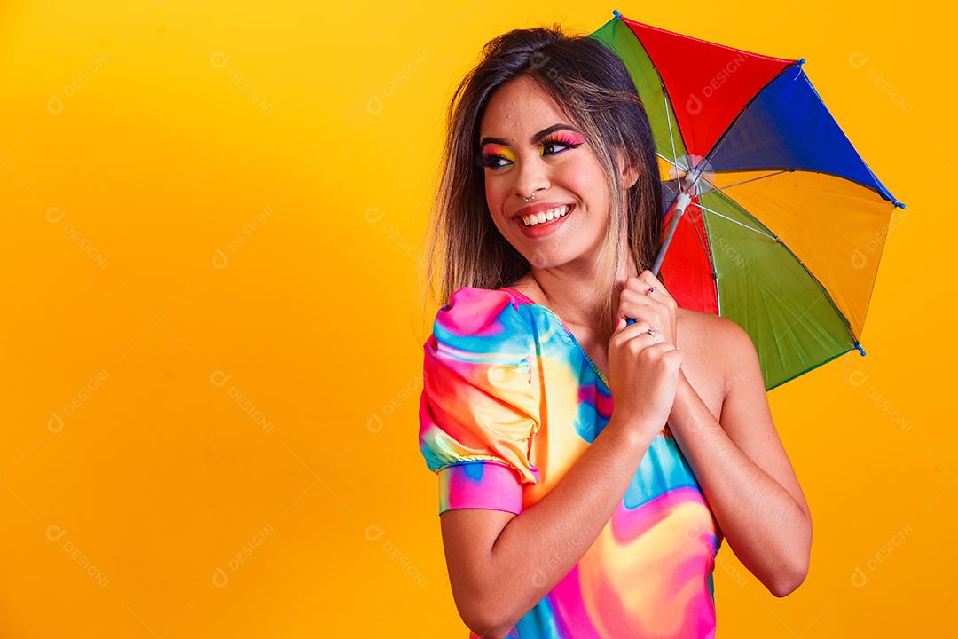 Jovem mulher bonita vestida para carnaval